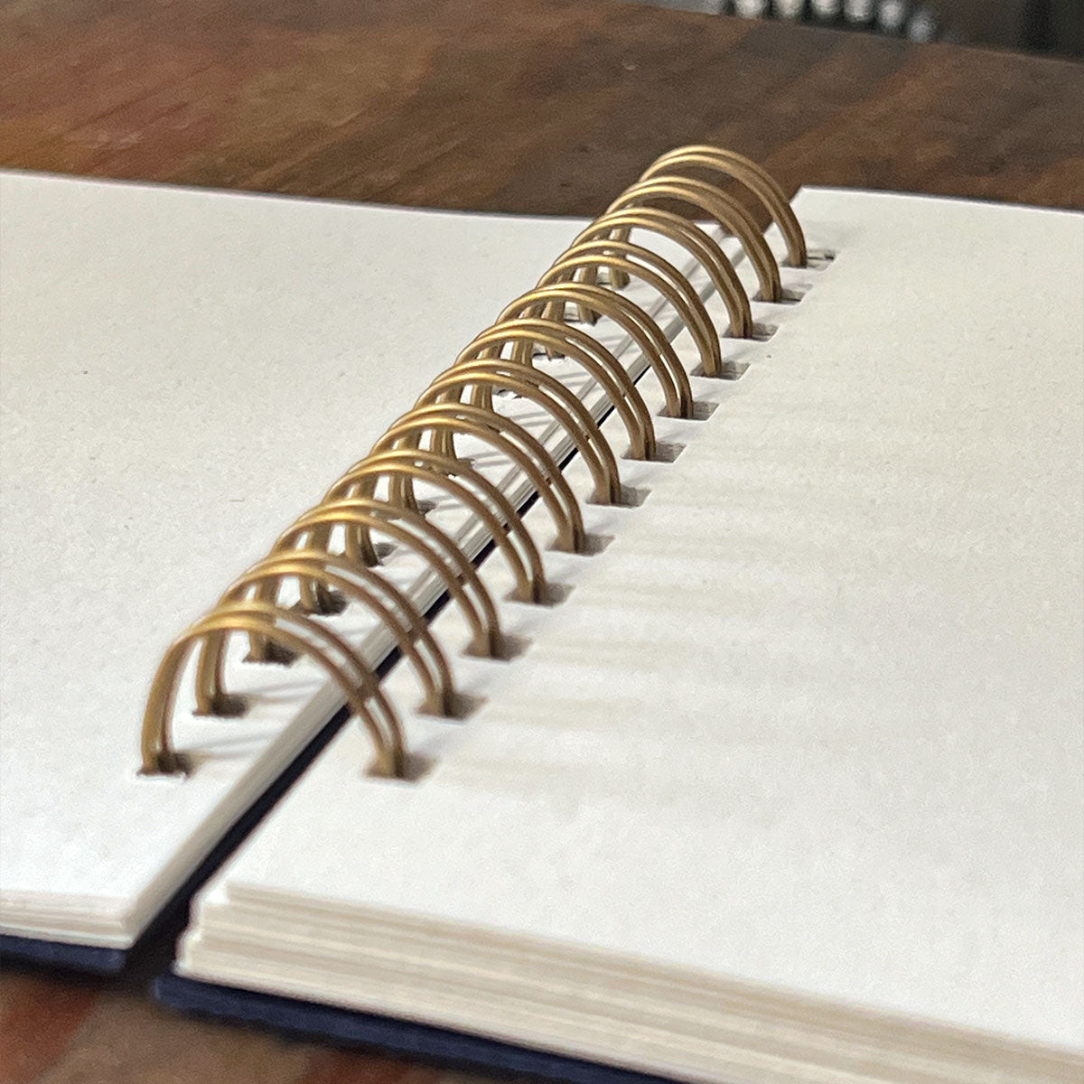 Oppslått notatbok med hvitt svensk Munken-papir, ulinjert og 100 sider