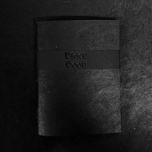 Håndsydd notatbok med norskprodusert Alvøen-papir fra 1980-tallet.