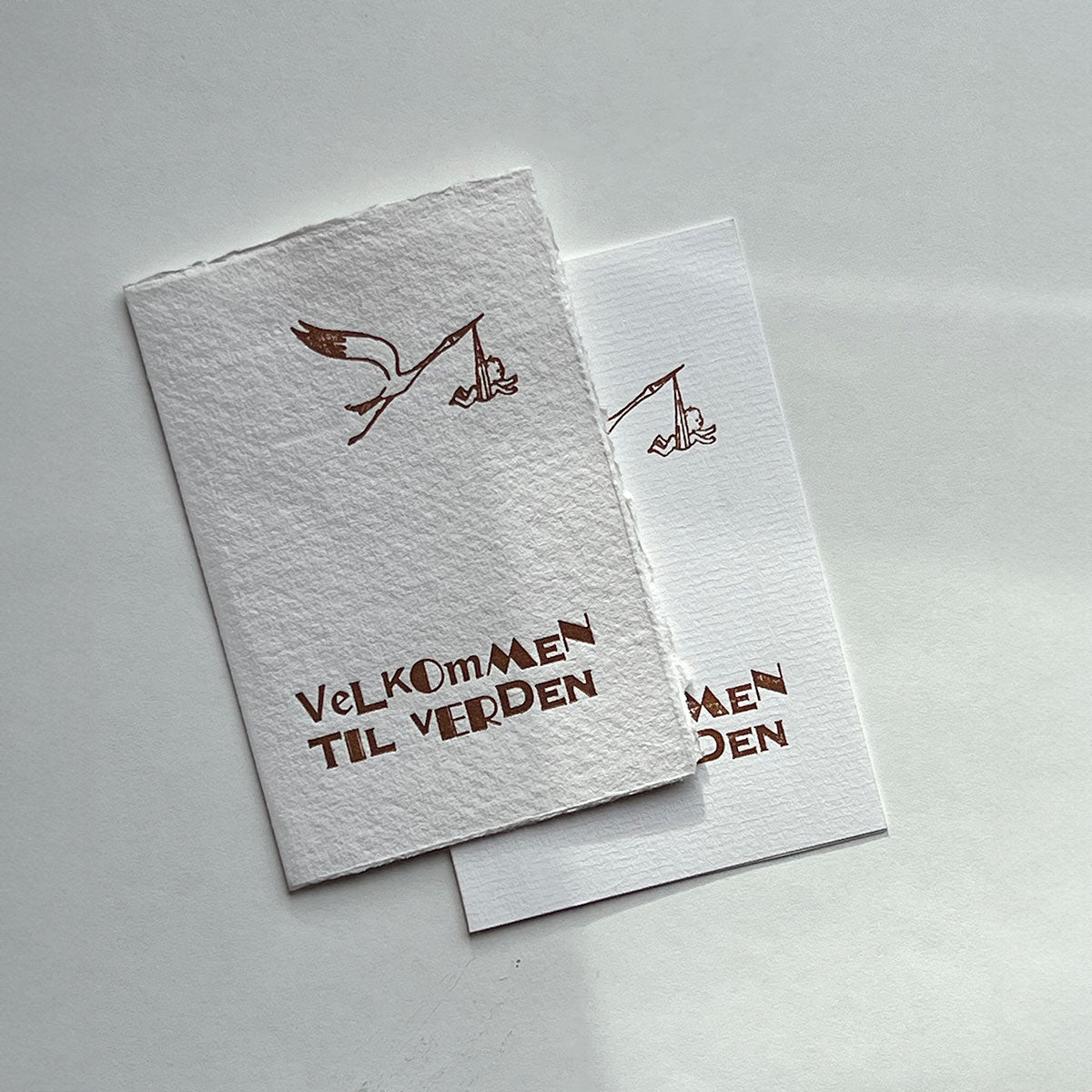 Håndlagde kort til babyshower—perfekt for den lille nykommeren.
