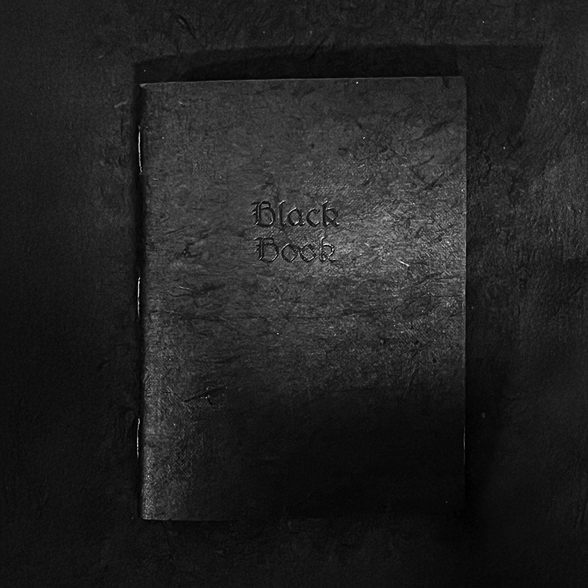 BlackBook – en hyllest til mørketiden, laget for hånd i Nord-Norge.