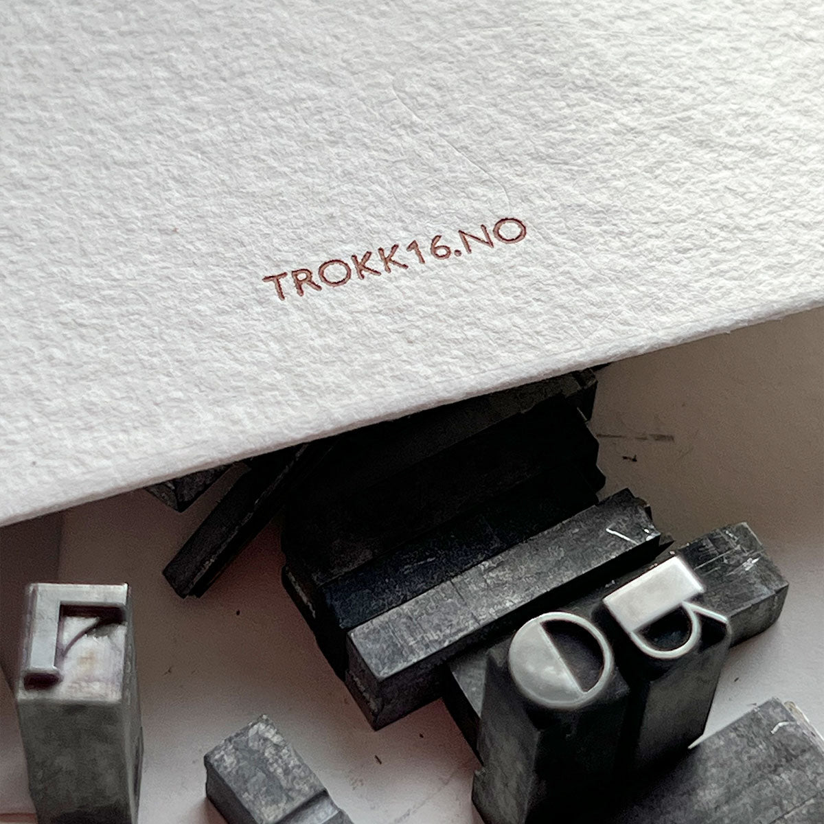 Letterpress, bærekraftig, håndlaget, og unikt.